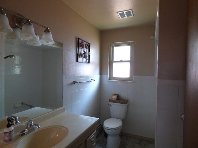 Building Photo - Beautiful Home in Longmont Estates