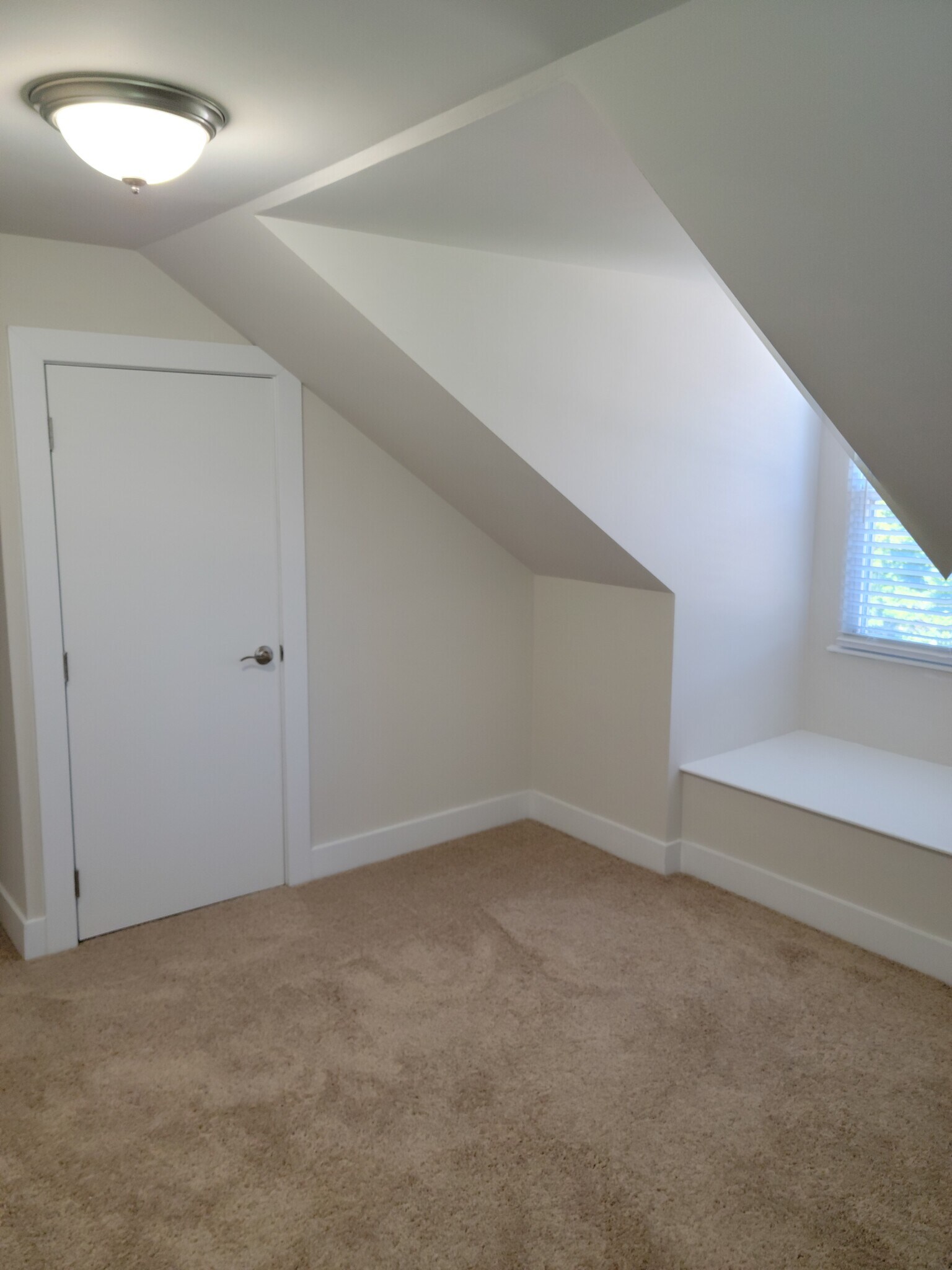 Building Photo - 498 Manatawny St