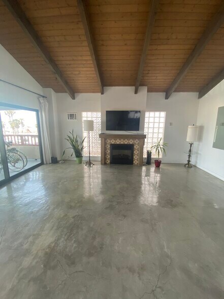 Building Photo - 313 Ocean Front Walk