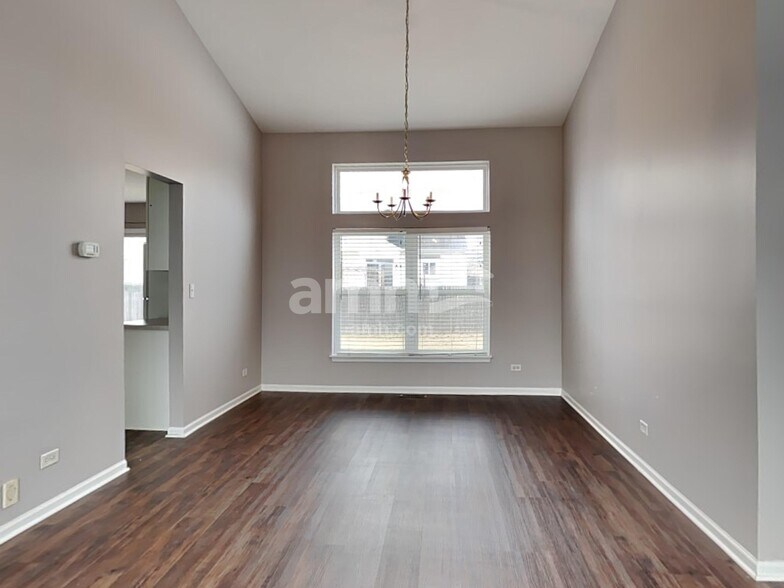 Building Photo - 2811 Stonebridge Dr