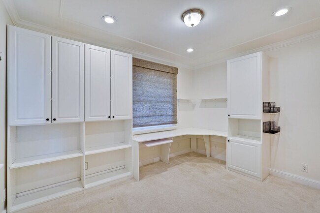 Building Photo - Quaint and Cozy One-Story Craftsman-style Home nestled in the sought-after Sunnyvale neighborhood...