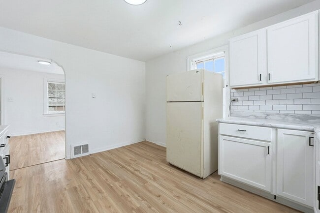 Building Photo - Spacious 4 Bedroom House with New Updates