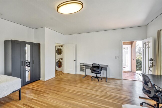 Building Photo - Furnished 3-Bedroom Apartment for 5 – Shar...