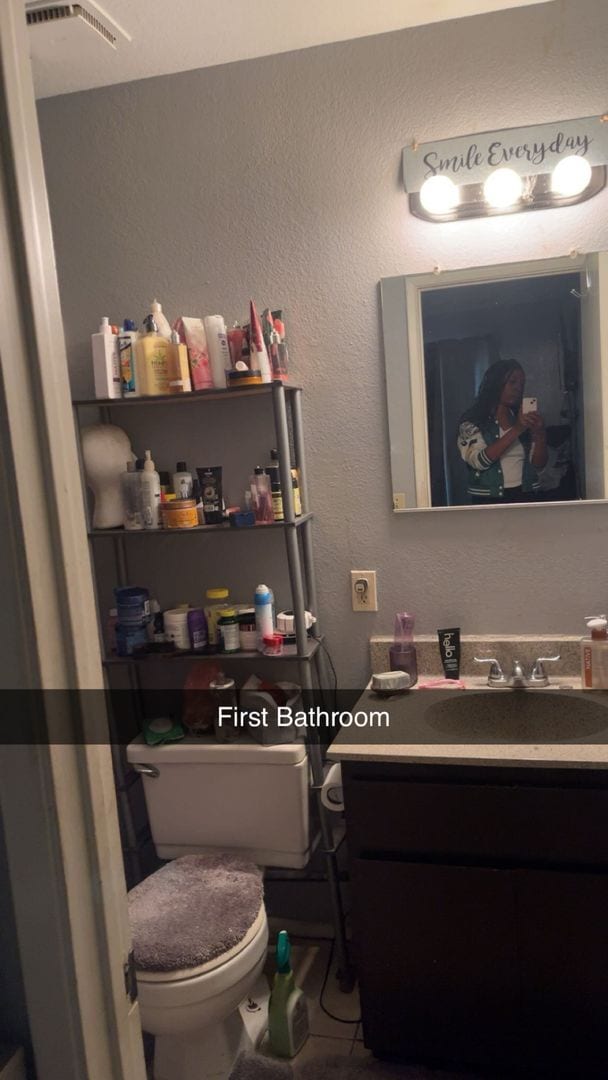 Building Photo - Well Appointed 2 bedroom 2 bathroom available February 1st.  Washer and Dryer Included!!!  Close ...