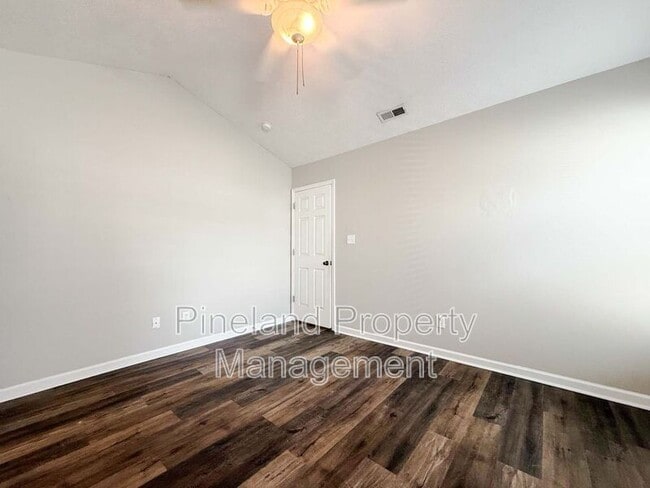Building Photo - 225 Shakerstone Dr