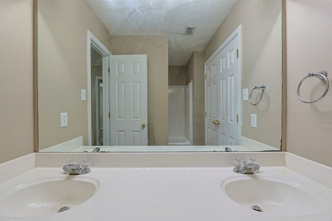 Building Photo - Don't miss this 2 Bedroom Duplex