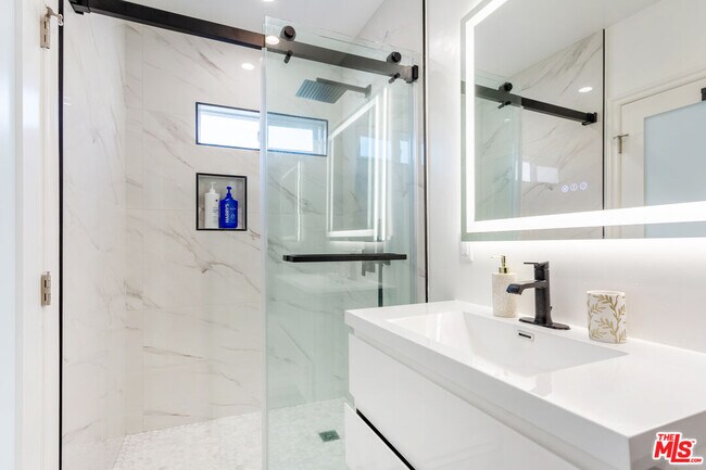 Building Photo - 1419 N Orange Dr