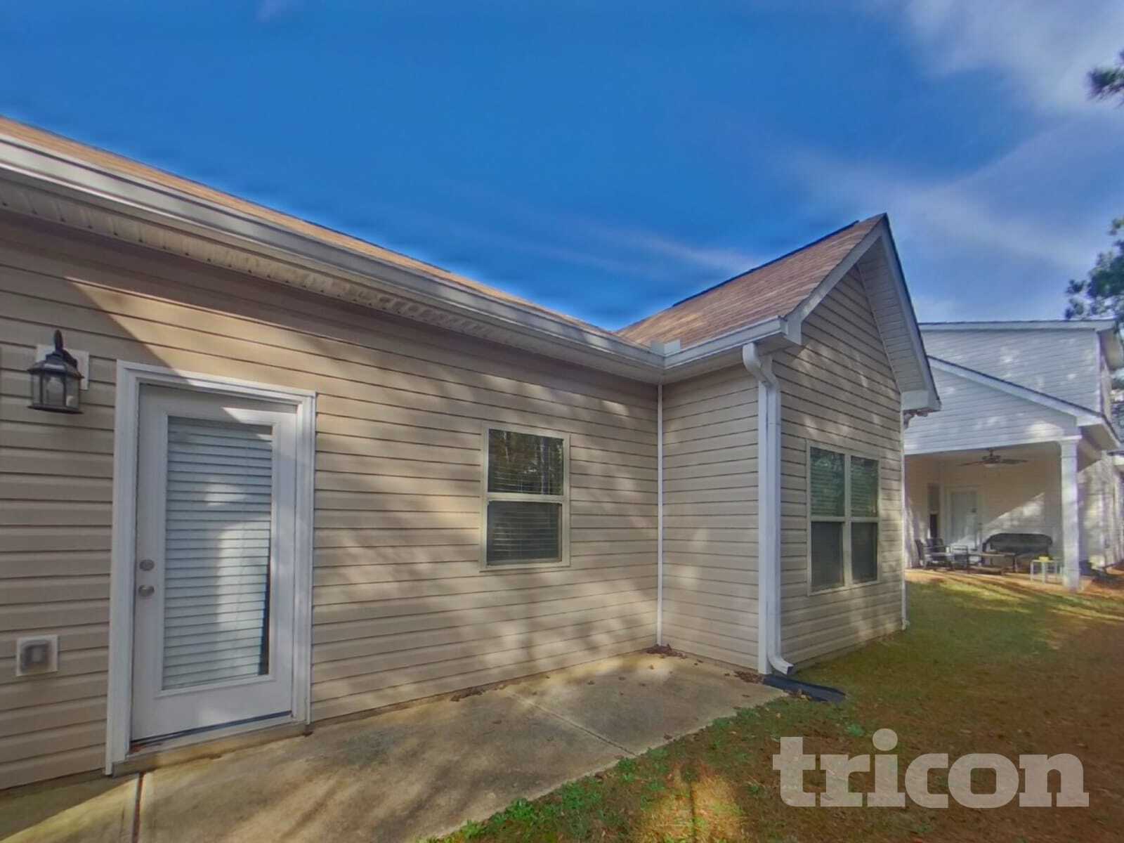 Building Photo - 1576 Queen Elizabeth Dr