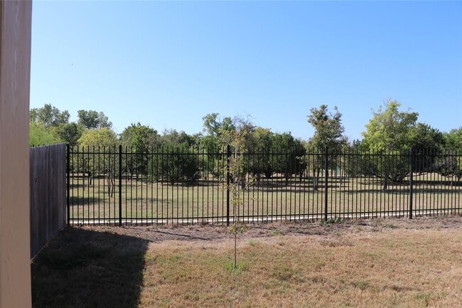 Building Photo - 321 Parrot Tulip View