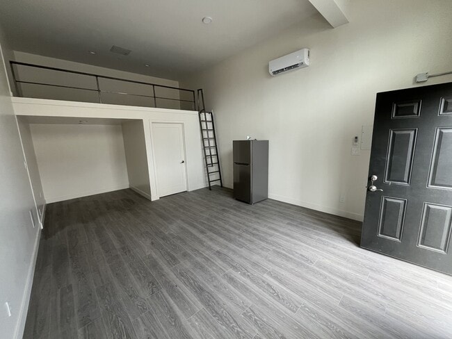 Building Photo - 138 W San Ysidro Blvd