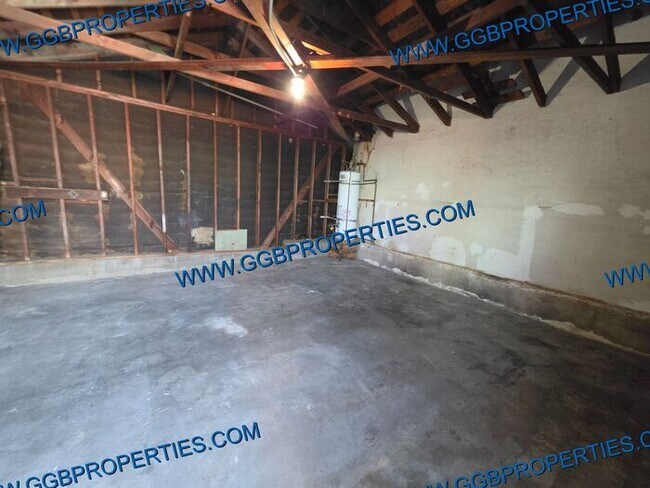 Building Photo - Gorgeous Turnkey 4 BD / 2.5 BA Home in Hawthorne