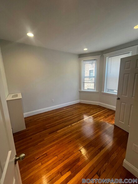 Building Photo - 117 Park Dr