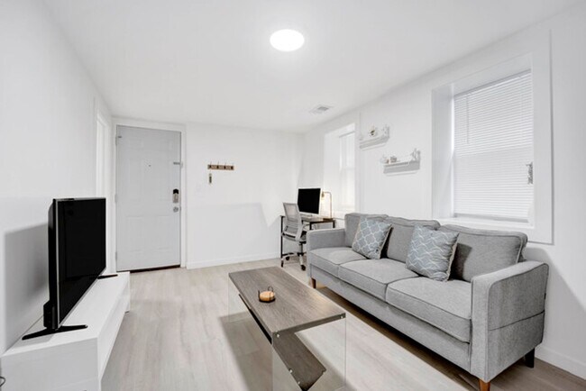 Building Photo - 1226 W 31st Pl