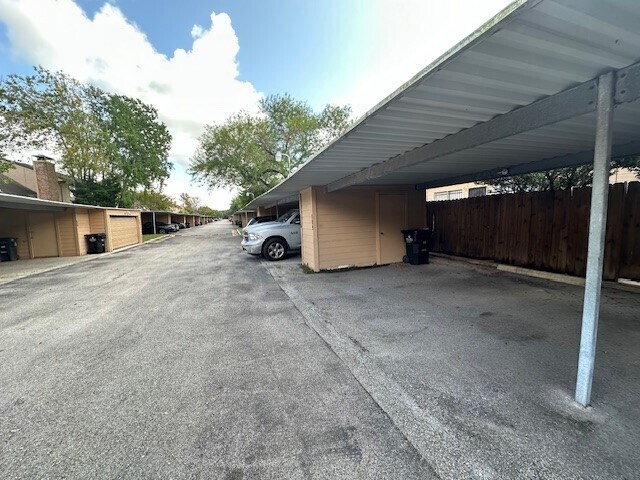 Building Photo - 7700 Creekbend Dr
