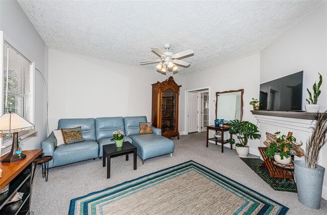 Building Photo - 833 1st St NE