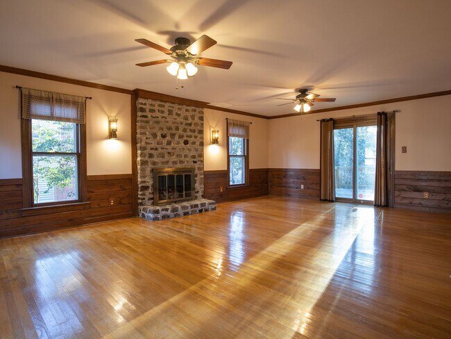 Building Photo - 4266 Roundhill Dr