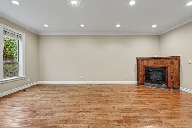 Building Photo - 4 bed, 2.5 bath Two-Story Home in West Salem