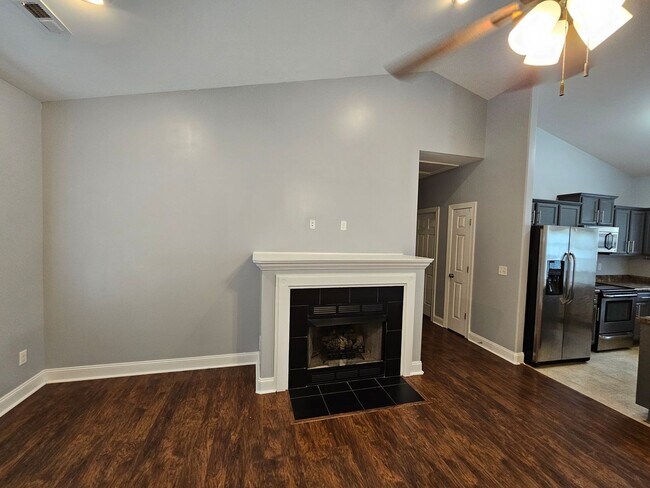 Building Photo - Fenced in 3 Bedroom Home in Southwest Commons