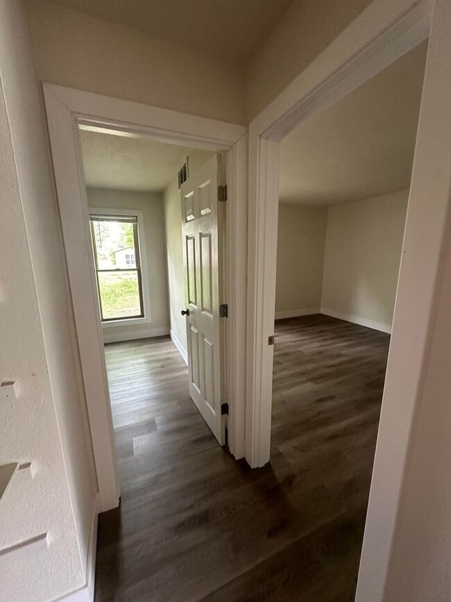 Building Photo - 2 Bedroom Lower Duplex