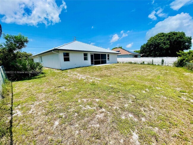Building Photo - 272 SW Oakridge Dr