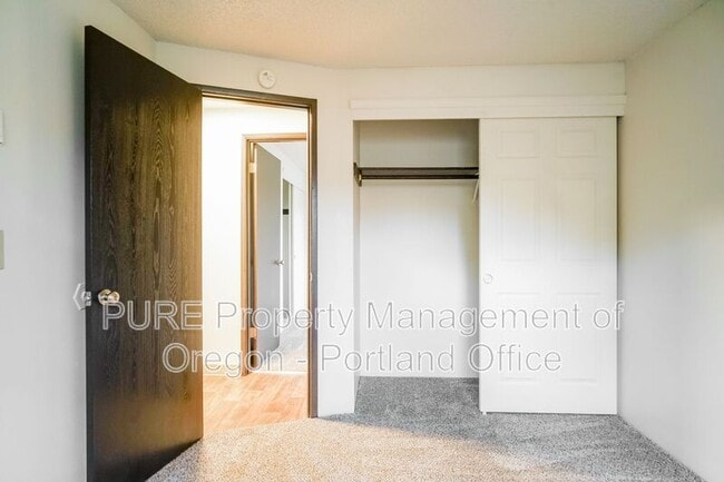 Building Photo - 14128 NE Sandy Blvd