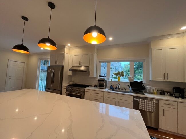 Building Photo - 80 Sharon St