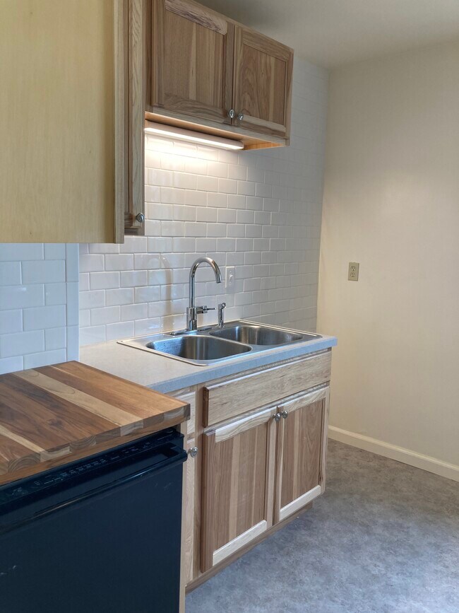 Building Photo - 110 E Hickory St