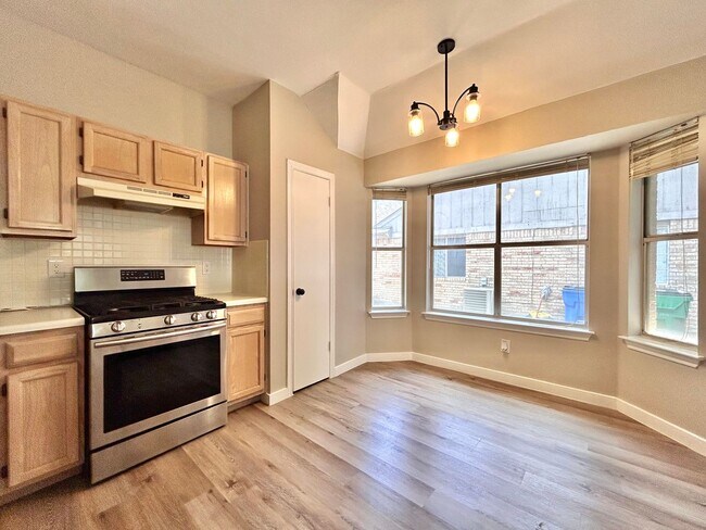 Building Photo - 3/BR 2/BA Home with Natural Light, Big Bac...