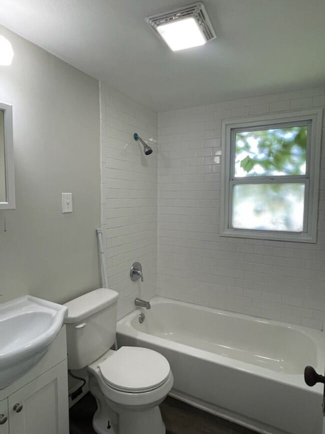 Building Photo - Bright & Inviting 2-Bedroom Home with Larg...