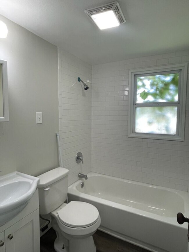 Building Photo - Bright & Inviting 2-Bedroom Home with Large Backyard - $1295.00