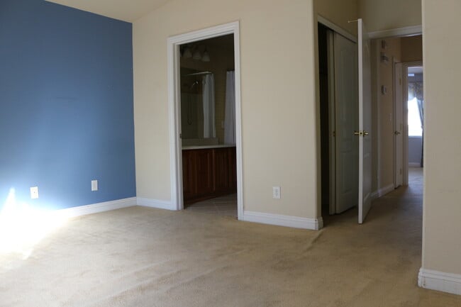 Building Photo - SHOWINGS AVAILABLE NOW