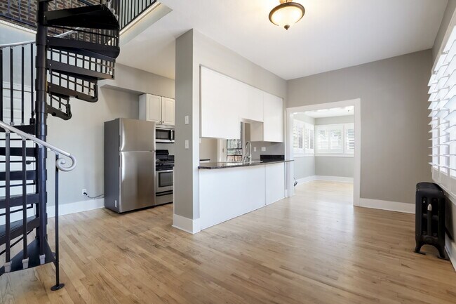 Building Photo - Two-Story Apartment with Parking in Uptown