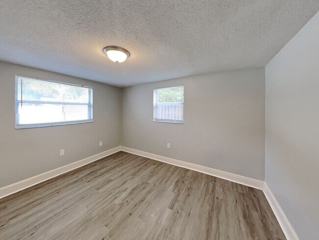 Building Photo - Charming 3-Bed, 2-Bath Home in Port Richey with Garage