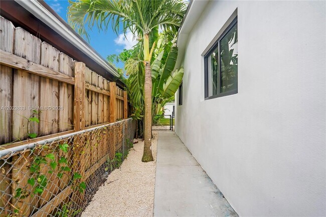 Building Photo - 6566 SW 35th St