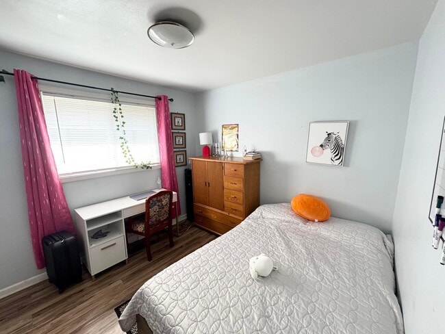 Building Photo - 4644 Broadhurst Dr