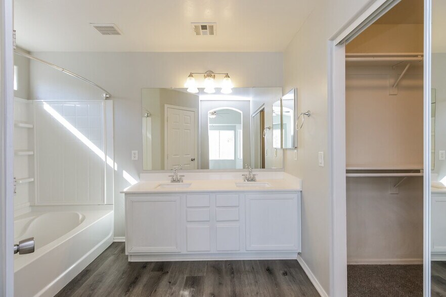 Building Photo - 5605 S 11th Pl