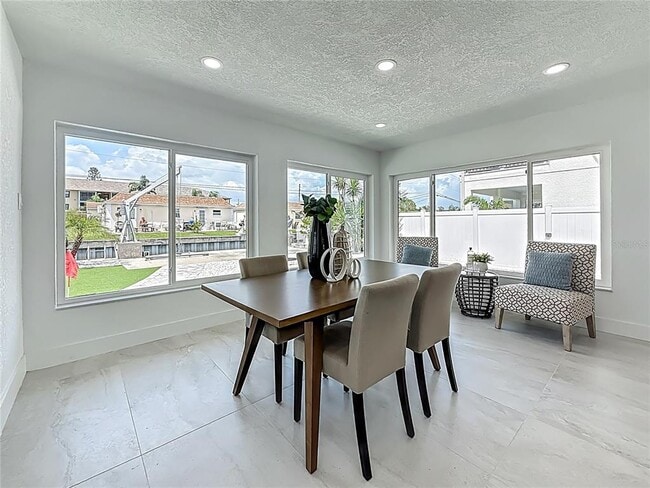 Building Photo - 572 Baywood Dr N