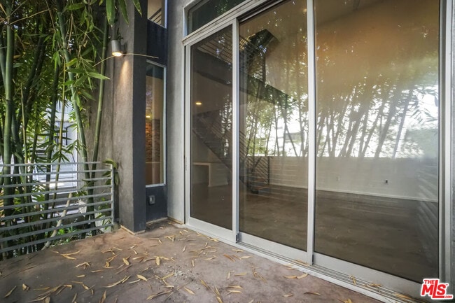 Building Photo - 1220 N Orange Grove Ave