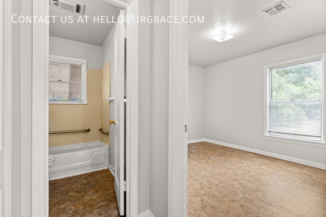 Building Photo - 3616 Live Oak Ave