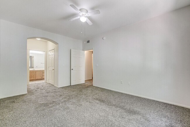 Building Photo - Move right into this 2 bedroom, 2 bath condo!
