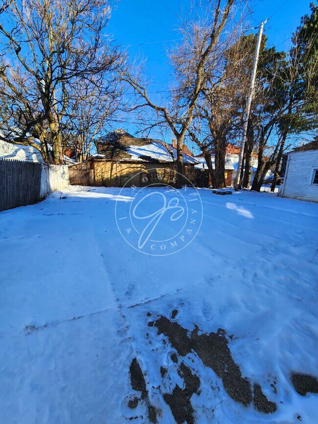 Building Photo - 1944 Crosswell Pl