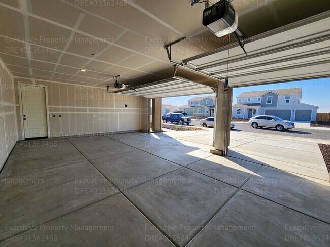 Building Photo - 4 bedroom/ 3 bathroom split-wing home.