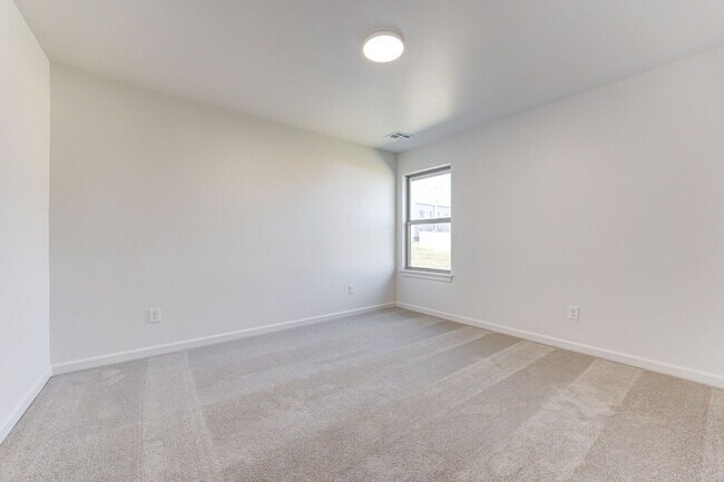 Building Photo - Brand New Home In Mustang!