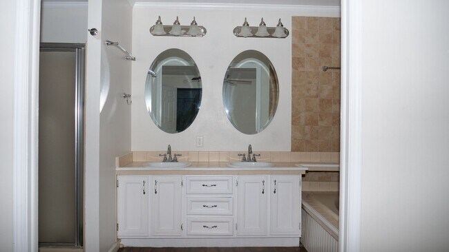 Building Photo - Spacious Rural Retreat