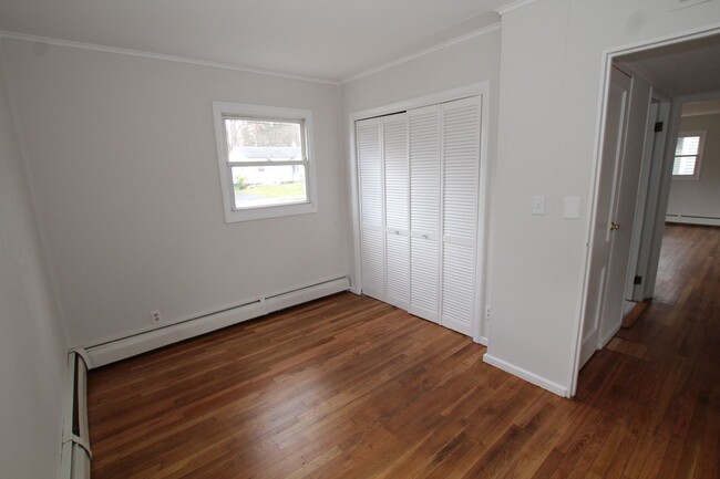 Building Photo - 3 Bedroom close to Uptown Kingston availab...