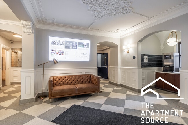 Building Photo - 1140 N La Salle Dr