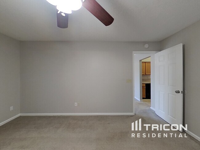 Building Photo - 3210 Chantilly Ct