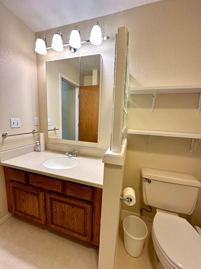 Building Photo - LIKE NEW REMODEL!