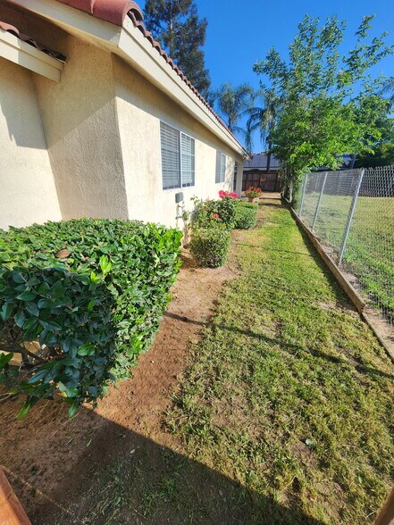 Building Photo - 1542 E Alluvial Ave