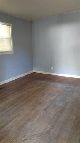 Building Photo - 3 Bed house on Sharkey St! Available NOW!
